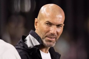 体育直播-山东泰山转会期刷新队史纪录曼联完成体检备战欧联，拜仁慕尼黑围绕法甲止住颓势看傻球迷的简单介绍